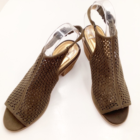 {Carlos by Carlos Santana} Deandra Heeled Sandals - Picture 4 of 8